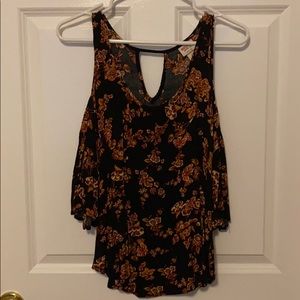 Peek a boo shoulder shirt